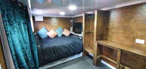 Adorable private suite with free street parking - Housity