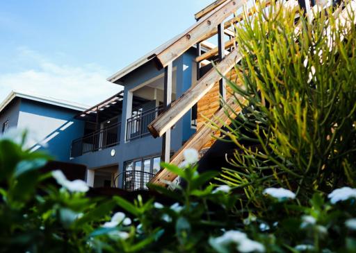 Happy Hen Guest Lodge - Housity