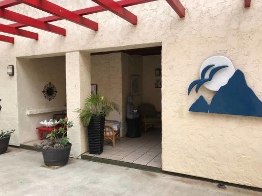 Makaha Beach Ocean Front One Bedroom Suite - Housity