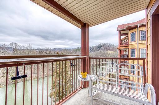Bandits Riverfront Retreat - Housity
