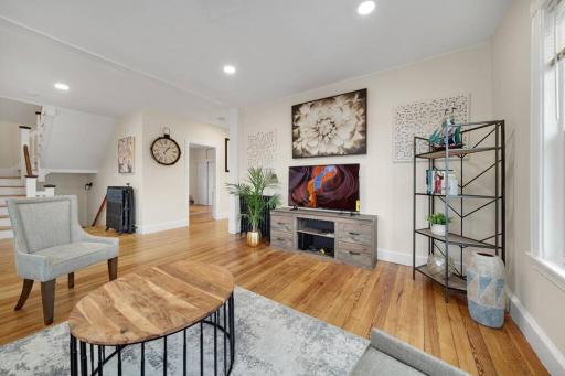 5BR 2BH Bright & Spacious Apt in Brighton - Housity