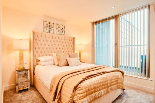 PRIMEDOORSTEP King Deluxe City Centre Apt Balcony View& Free Parking! - Housity