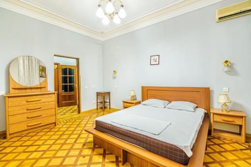 Targovu Nizami Street 4 room - Housity