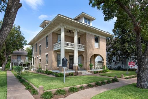 Katy House Bed and Breakfast - Housity