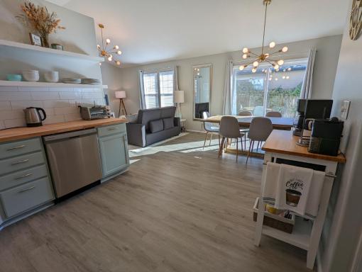 Contemporary 2-Bedroom Close to Downtown, Dining - Housity