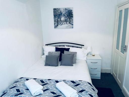 Cheerful Town House in Coventry City Centre - Housity
