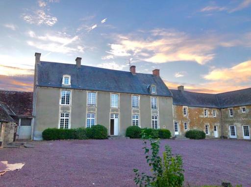 The Château +35 Pers Piscine, la Mer Basket Nature - Housity