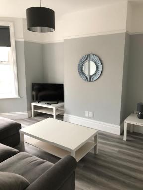 Entire spacious 4 bedroom apartment in Bournemouth - Housity