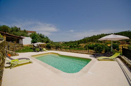 Charming Villa with swiming pool to share with your family or your friends - Housity