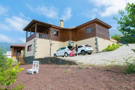 Villa Montaña Ilusión Parking ,wifi, Bbk y Vistas. - Housity