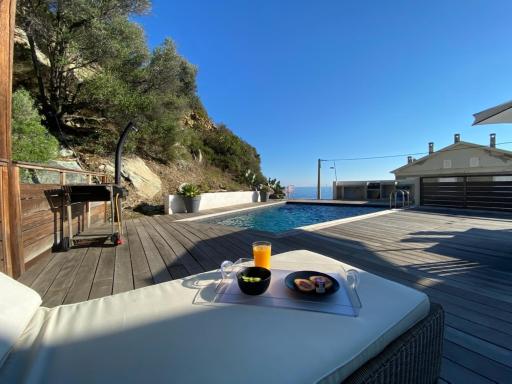 Haut de villa avec piscine au bord de la mer - Housity