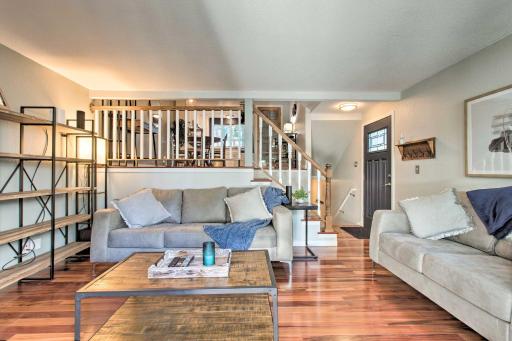 Stylish Shoreline Townhome - Walk to E Line! - Housity
