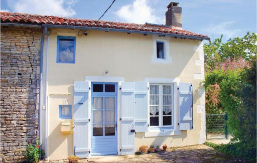 Awesome Home In Paizay Naudouin - Housity