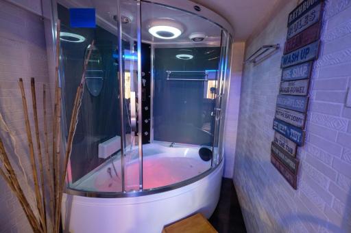 CLOCKWORKORANGE Luxury Suites 4-Minutes Away To Airport - Housity