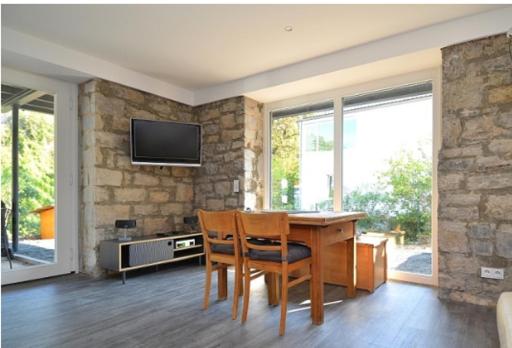 Ferienwohnung stadtnah mit Weinbergblick - Housity