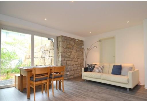 Ferienwohnung stadtnah mit Weinbergblick - Housity
