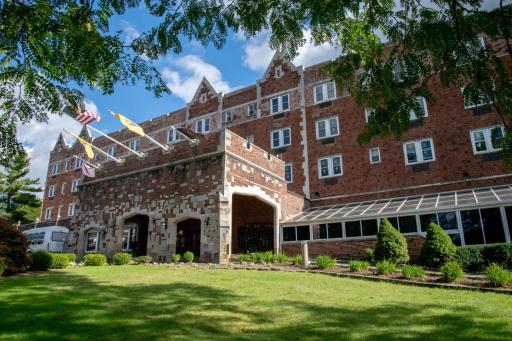 The Grand Summit Hotel - Housity