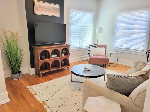 Downtown Main Street One-Bedroom Suite w/ Hi-Speed Wifi - Housity