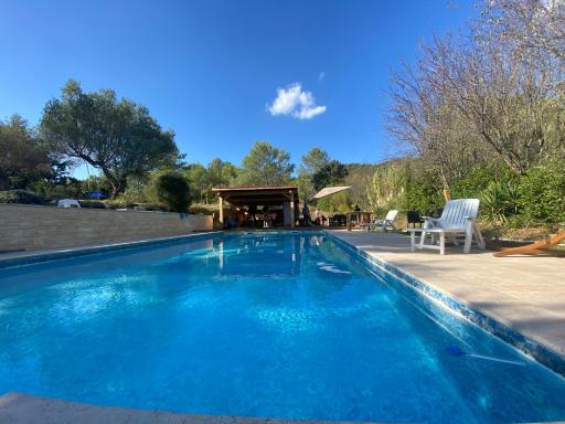 Villa avec piscine pour 10 - 12 personnes sur 8000m2 de terrain, au calme - Housity
