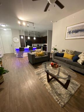 WALK TO NRG-CITY VIEW BALCONY- FREE PARKING-2bdrm near NRG-Med Center-Galleria-Downtown - Housity