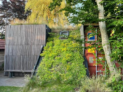Tiny-House van zeecontainers bij het bos - Housity