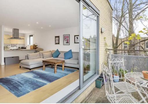 Spacious, bright and modern flat in Holloway - Housity