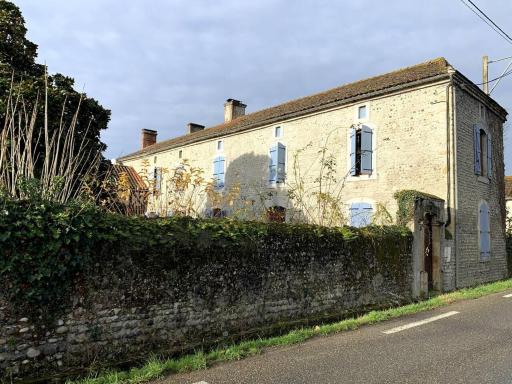 Inviting 5-Bed House heated pool Maubourguet - Housity