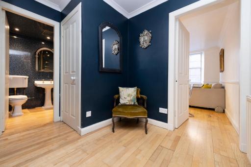 JOIVY Castle Hideaway - Housity