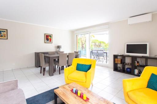 Air-conditioned apartment with furnished terrace tennis court & a garage - Housity