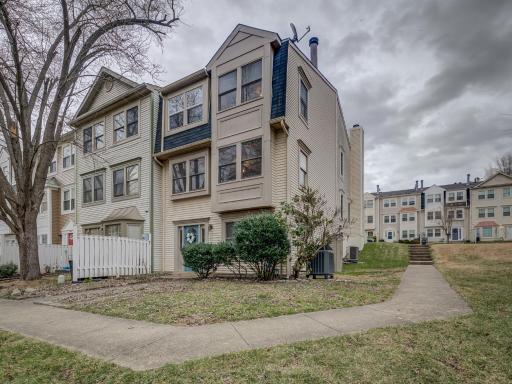 Cheerful 3 bedroom 2.5 bath. 1 KING bed 2 queens - Housity