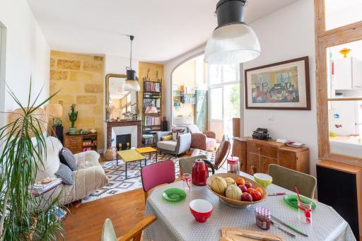 Renovated Furnished Townhouse With 2 Bedrooms & A Splendid Terrace - Housity