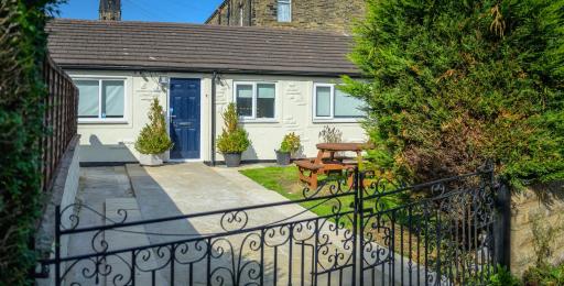 Inviting 1-Bed House in Bradford - Housity