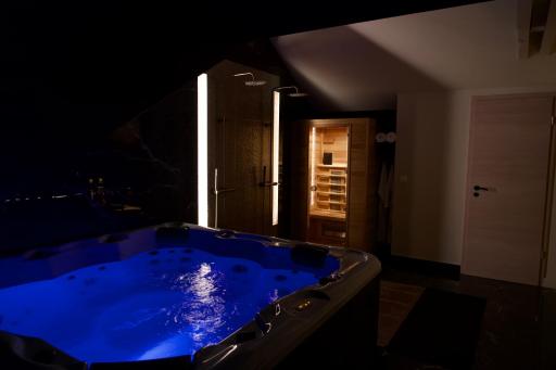 Magnifique Villa le89golden jacuzzi et sauna privatif - Housity