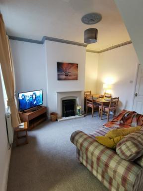 Parkside House 3 bedroom 2 bathroom. parking. - Housity