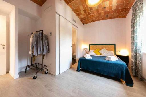 Newly renovated room w Pool & BikeParking - Housity
