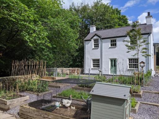 Riverside cottage walking distance into Caernarfon - Housity