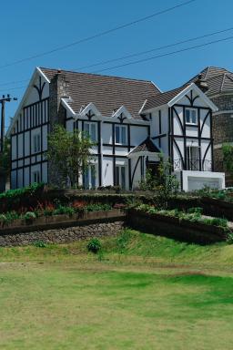 Tudor Barn - Little England Cottages - Housity
