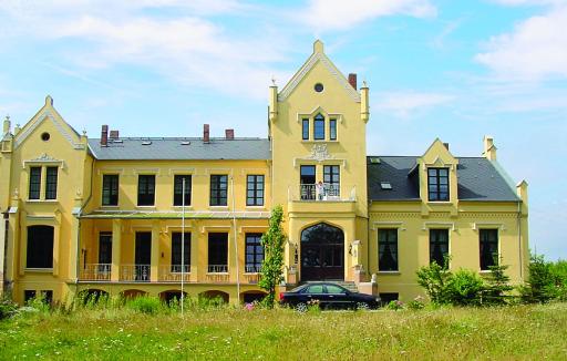Schloss mit Pool - Housity