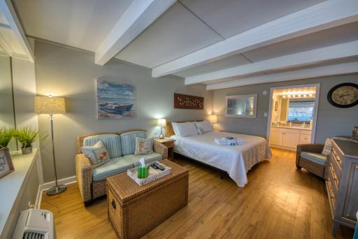 Waterway View Studio 2 w/ Pool, 1 mile to Wrightsville Beach - Housity