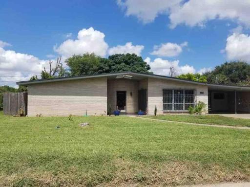 Entire spacious house near shopping & eateries - Housity
