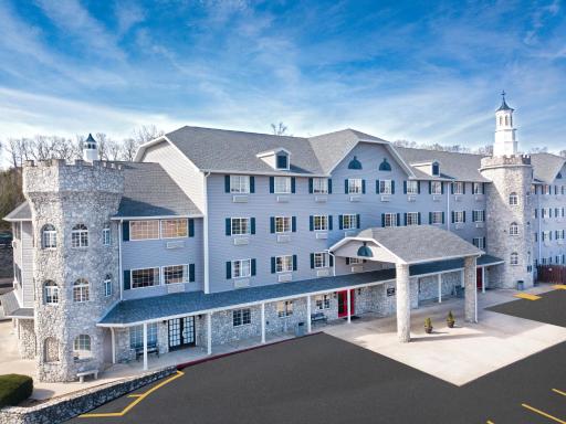 The Stone Castle Hotel & Conference Center - Housity