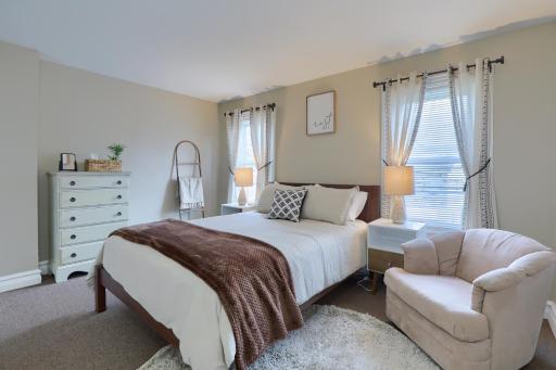 Newly Updated Charming Backyard & Grill - Housity