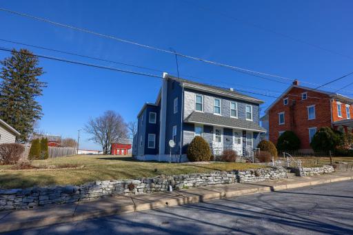 2-Bedroom House w/ Large Outdoor and Firepit! - Housity