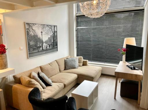 Modern House City 7 Person - Housity