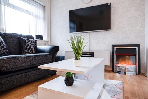 Lovely 2 Bedroom Apartment with fireplace - Housity