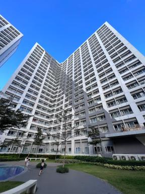 Taguig City Grace Residences with small balcony - Housity