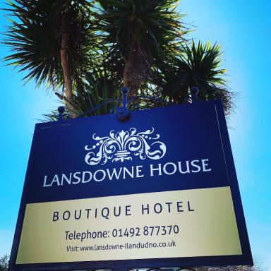 Lansdowne House with Private Car Park - Housity
