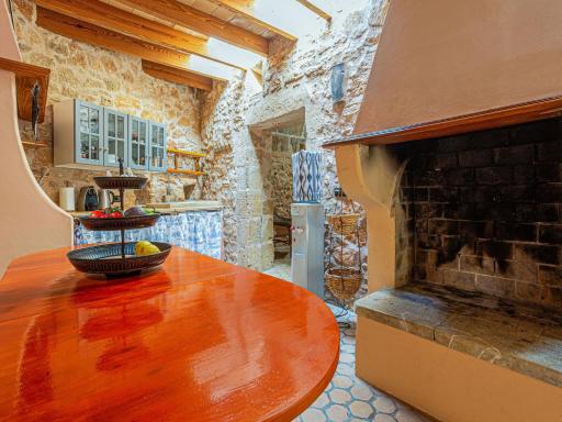A charming house, full of atmosphere and a private swimming pool. - Housity