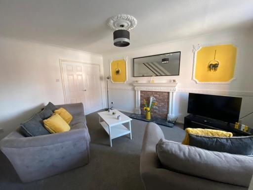 Recently Furnished Stylish 3 Bed House by Town and Beach - Housity
