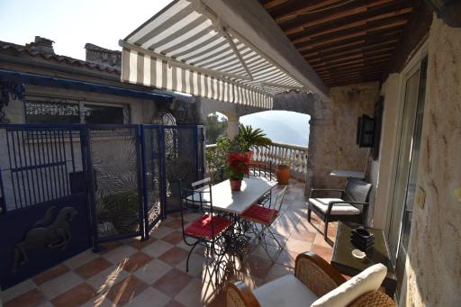 Studio climatisé et sa terrasse privée en villa - Housity